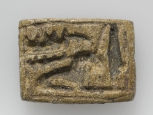 Plaque rectangulaire au nom d'Amon avec personnage sur un trône