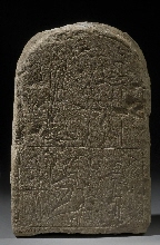 Stèle votive avec oreilles et inscription : adoration d'une statue de Ramsès II