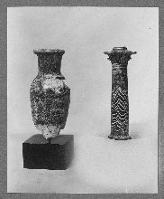 Vase à fard en forme de colonnette avec chapiteau palmiforme