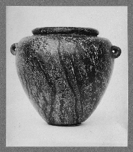 Vase en pierre "serpentine" avec anses tubulaires