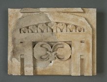 Fragment de stèle ou de fenêtre, papyrus stylisé, ... avec têtes de faucons