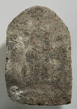 Stèle à sommet arrondi et traces de trois registres