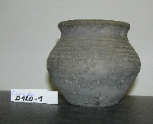 Grey carinated pot