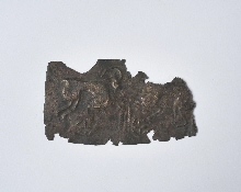 Fragment de plaque en bronze