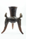 Tripod pot with extended zoomorphic legs in the shape of lizards