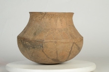 Carinated vase with decoration
